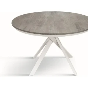 Cementgrijze ronde tafel, witte metalen poten 120-170cm – PANTELLERIA Cementgrijze ronde tafel, witte metalen poten 120-170cm – PANTELLERIA