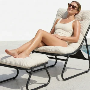 Buitenfauteuil van staal met kussen en inbegrepen poef, moderne tuinstoel voor terras en balkon Buitenfauteuil van staal met kussen en inbegrepen poef, moderne tuinstoel voor terras en balkon