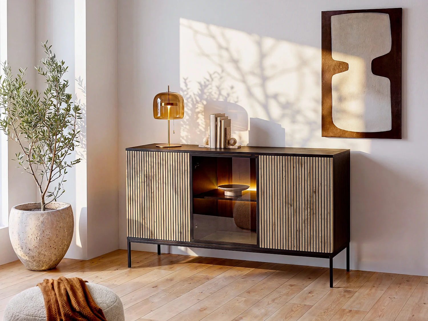 Buffetkast met 3 deurtjes met ledverlichting van mdf en gerookt glas - Zwart en naturel - OVILA